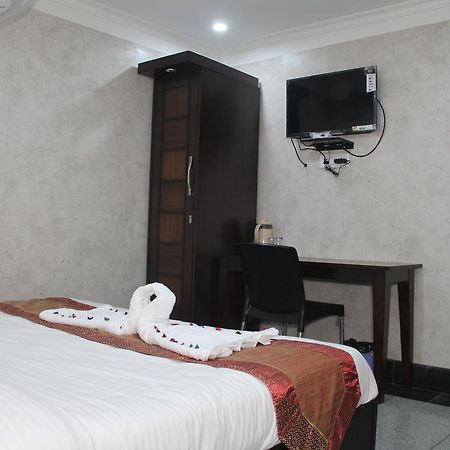 Hotel Silk Haldwāni Esterno foto