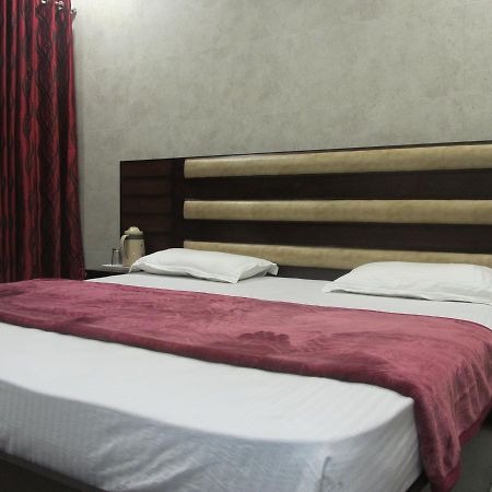 Hotel Silk Haldwāni Esterno foto
