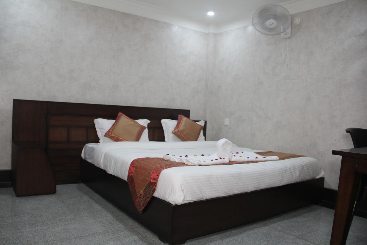 Hotel Silk Haldwāni Esterno foto