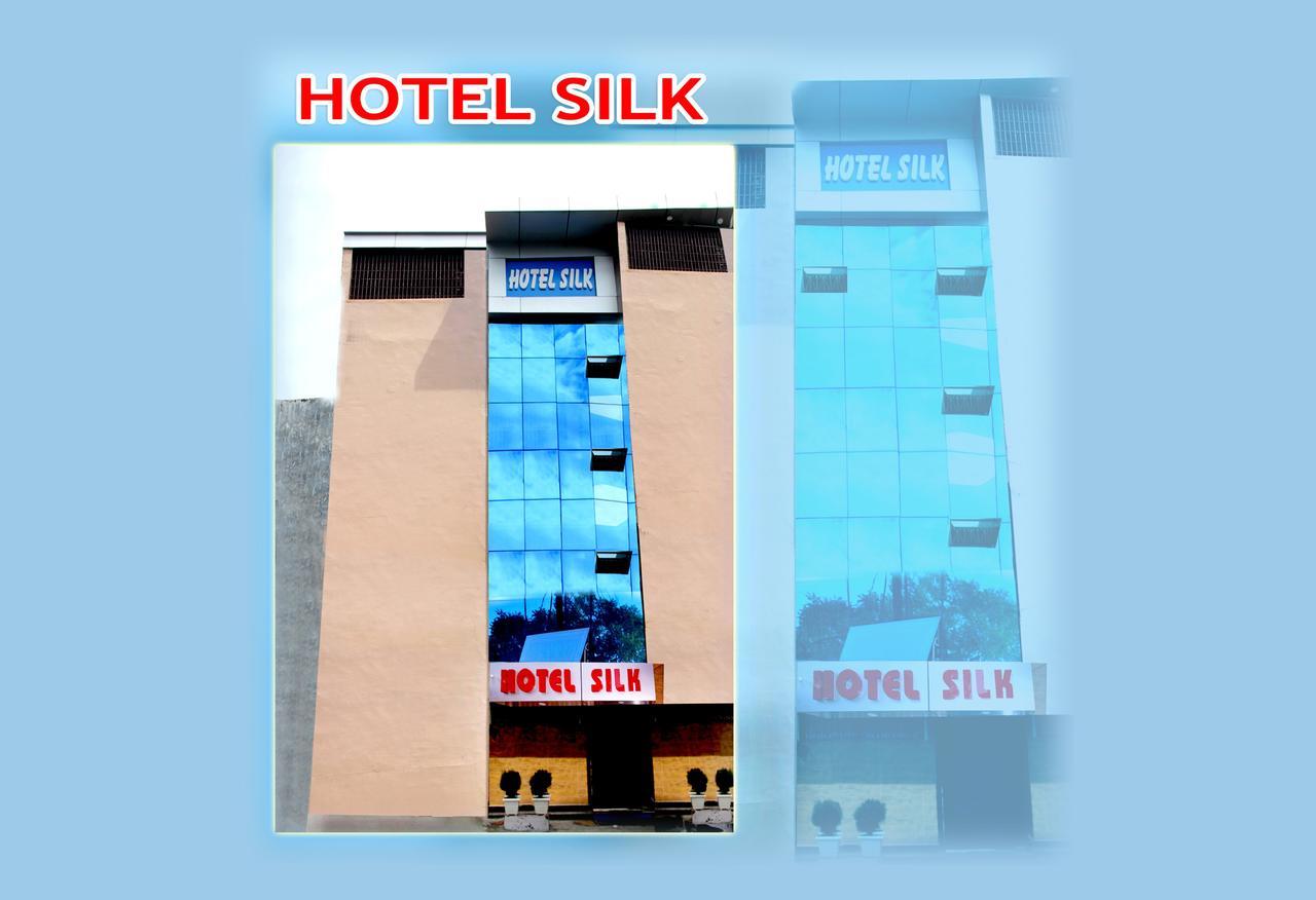 Hotel Silk Haldwāni Esterno foto