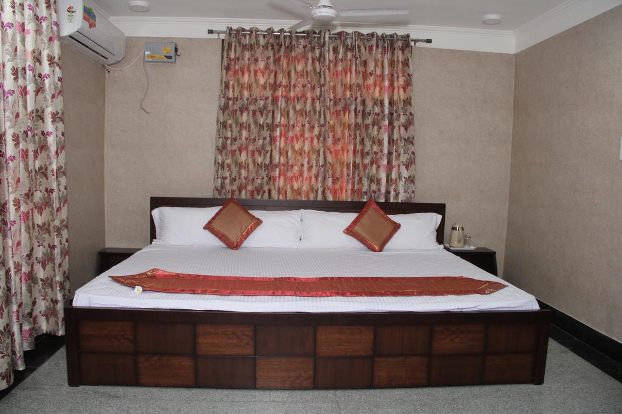 Hotel Silk Haldwāni Esterno foto