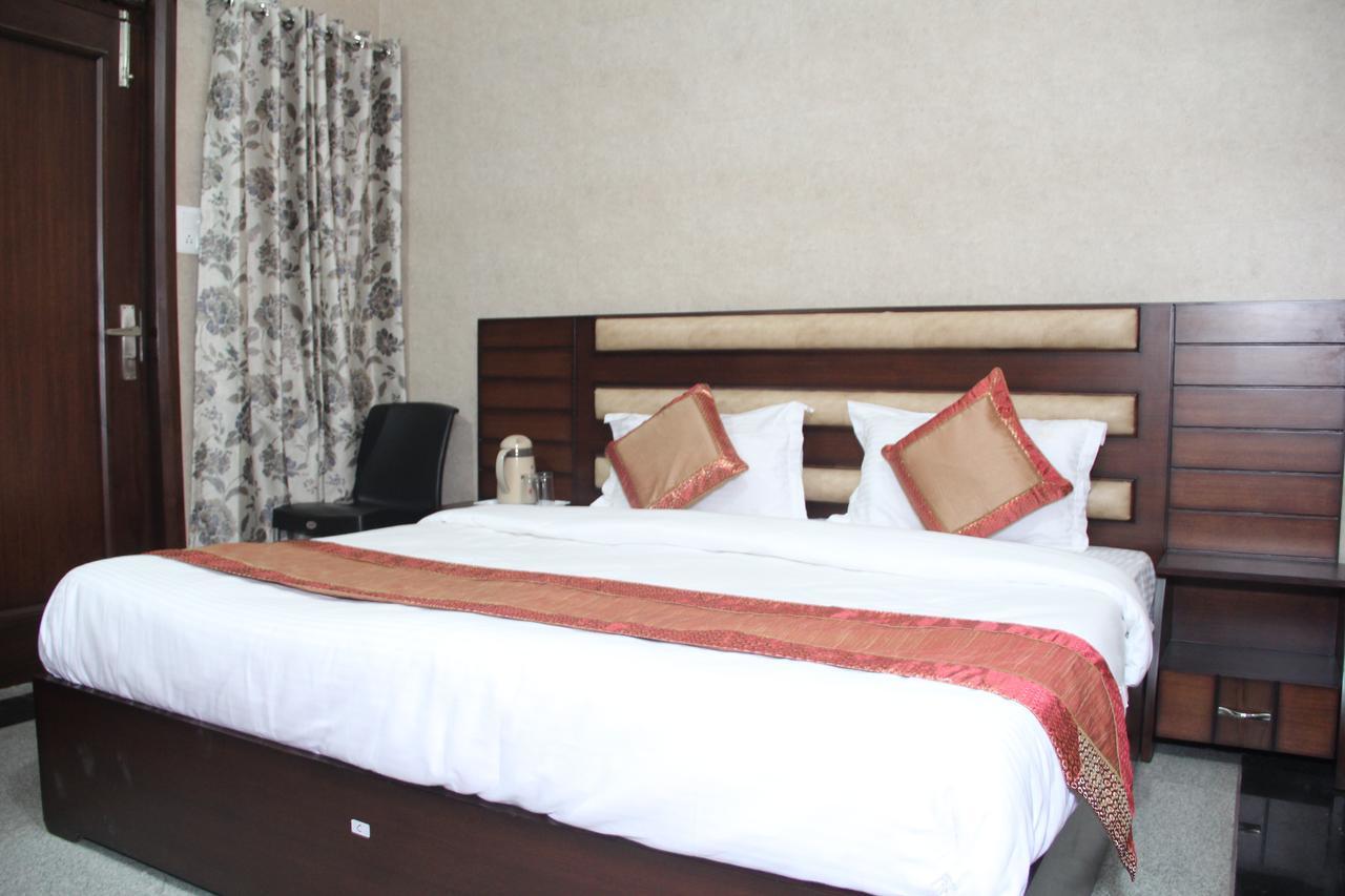 Hotel Silk Haldwāni Esterno foto