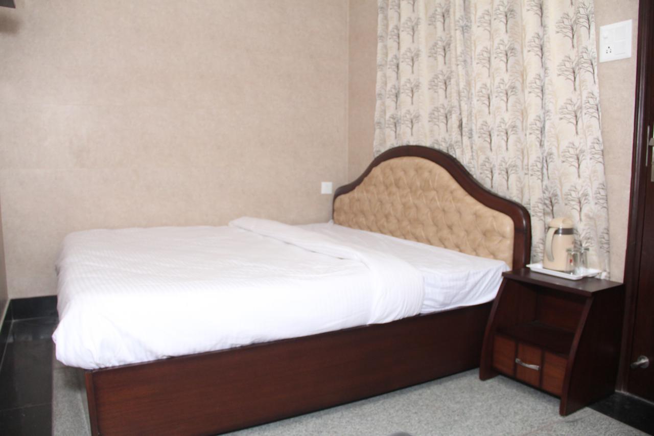 Hotel Silk Haldwāni Esterno foto