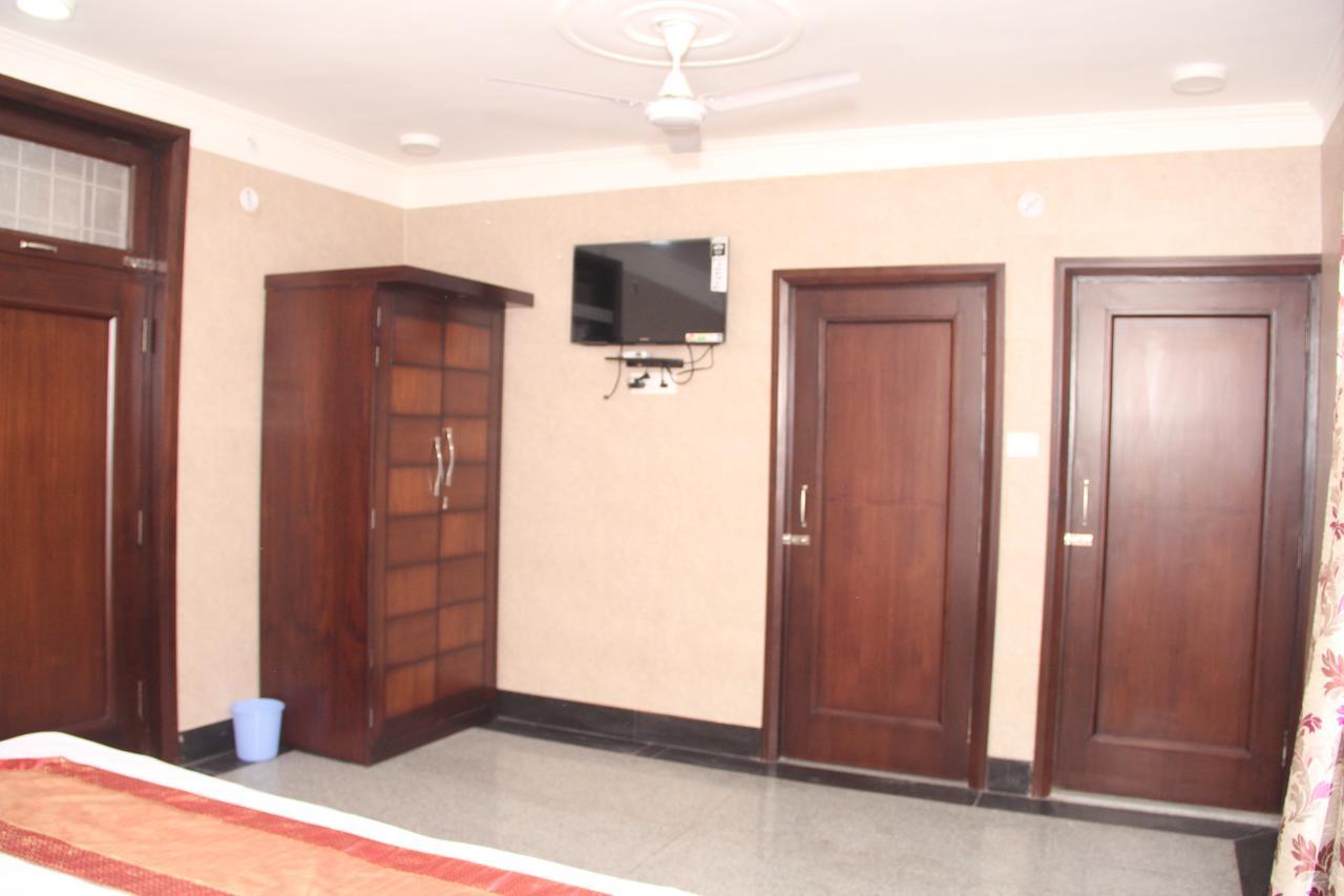 Hotel Silk Haldwāni Esterno foto