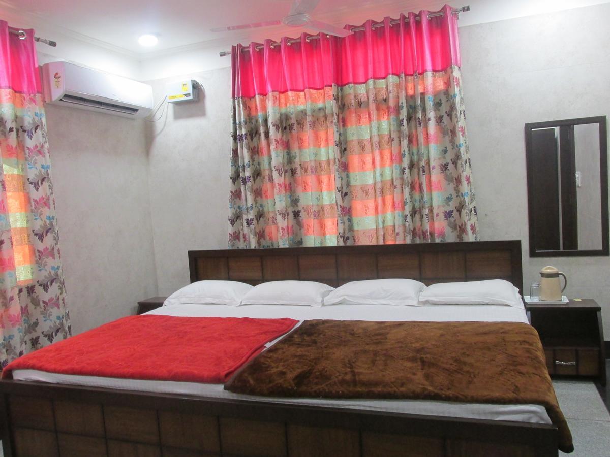 Hotel Silk Haldwāni Esterno foto