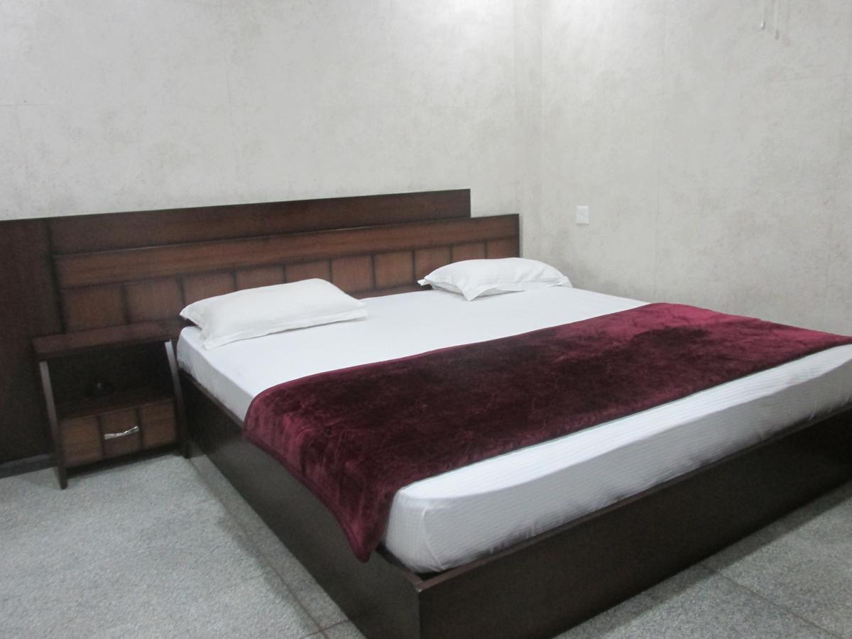 Hotel Silk Haldwāni Esterno foto