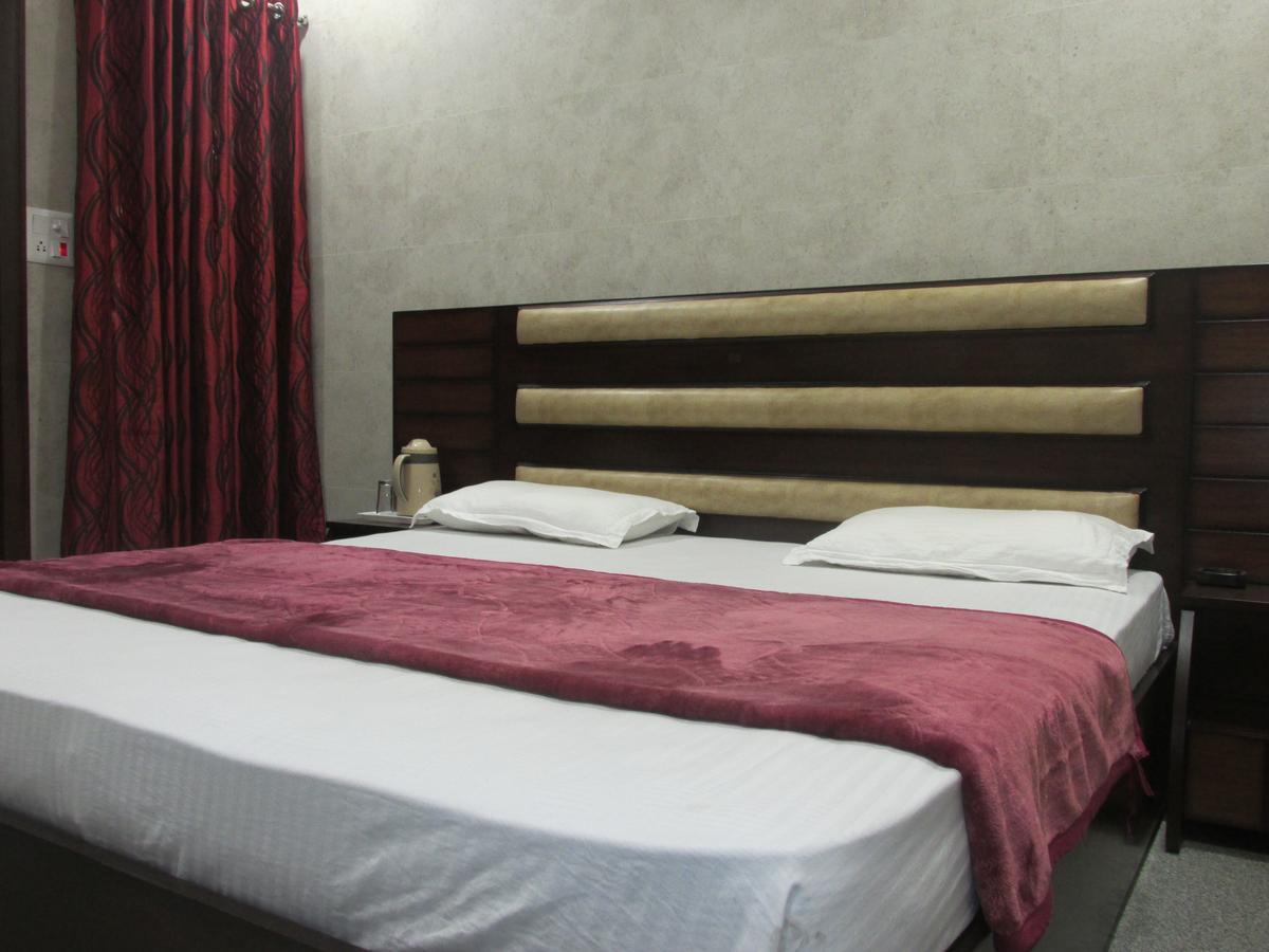 Hotel Silk Haldwāni Esterno foto